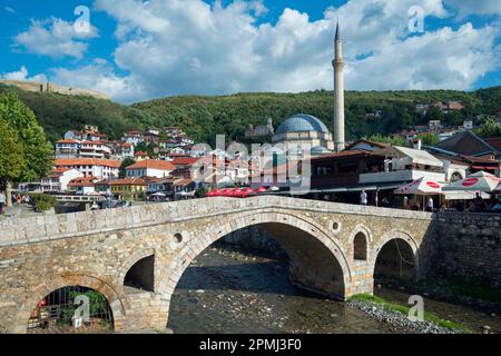 Alte Steinbrücke über den Fluss Bistrica, Balkan, Ottoman, Steinbogenbrücke, Sinan-Pascha-Moschee, Festung links, Prizren, Republik Kosovo Stockfoto