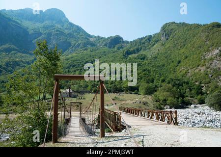 Brücken über den Fluss Valbona in der Nähe von Margej, albanische Alpen, Albanien Stockfoto