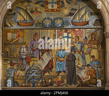 Die Geschichte Portugals. "Allegorie der Sagres-Schule". Der Mythos der „Schule der Weisen“ wurde Jahrzehnte nach dem Tod des Infanten Heinrich (1394-1460) entworfen. Obwohl sie nie wirklich existierte, sollte sie als eine Gruppe von Einzelpersonen verstanden werden, die sich ausschließlich zum Zweck der Meeresforschung versammelt haben. Er hat eine Schiffskarte in der Hand, Henry der Navigator. Gemälde des portugiesischen Künstlers Severo Portela Júnior (1898-1985), 1970. Schifffahrtsmuseum. Lissabon, Portugal. Autor: Severo Portela Junior (1898-1985). Portugiesischer Maler. Stockfoto