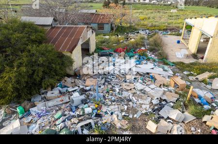 Drohnenantenne von Haus- und Industrieabfällen in der Natur. Umweltverschmutzung Stockfoto