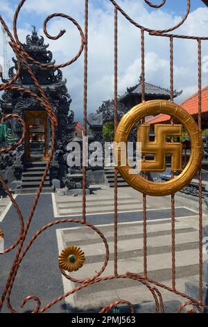 Tor mit Hakenkreuz als Hakenkreuz, Symbol des Glücks im Hinduismus, Tempel Pura Segara, Lovina Beach, Nord-Bali, Bali, Indonesien Stockfoto