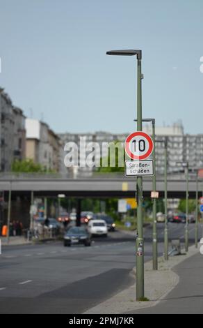 Geschwindigkeitsbegrenzung, 10 km/h, Yorckstraße, Schöneberg, Berlin, Deutschland Stockfoto