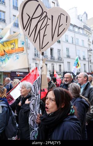 Paris, Frankreich. 13. April 2023. Die Demonstranten halten am Donnerstag, den 13. April 2023, Plakate auf den Straßen von Paris. Die französischen Gewerkschaften drängten einen Tag vor der Entscheidung des Verfassungsrates über die Rechtmäßigkeit des Gesetzesentwurfs, das Rentenalter um zwei Jahre auf 64 Jahre anzuheben, auf eine Machtdemonstration auf den Straßen. Foto: Maya Vidon-White/UPI Credit: UPI/Alamy Live News Stockfoto