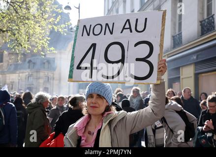 Paris, Frankreich. 13. April 2023. Die Demonstranten halten am Donnerstag, den 13. April 2023, Plakate auf den Straßen von Paris. Die französischen Gewerkschaften drängten einen Tag vor der Entscheidung des Verfassungsrates über die Rechtmäßigkeit des Gesetzesentwurfs, das Rentenalter um zwei Jahre auf 64 Jahre anzuheben, auf eine Machtdemonstration auf den Straßen. Foto: Maya Vidon-White/UPI Credit: UPI/Alamy Live News Stockfoto