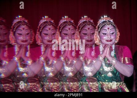 Kuchipudi, eine Frau, die in Kerala Kalamandalam in Tscheruthuruthy in der Nähe von Soranur, Kerala, Südindien, Indien, Asien bedeutende klassische Tänze Indiens aufführt Stockfoto