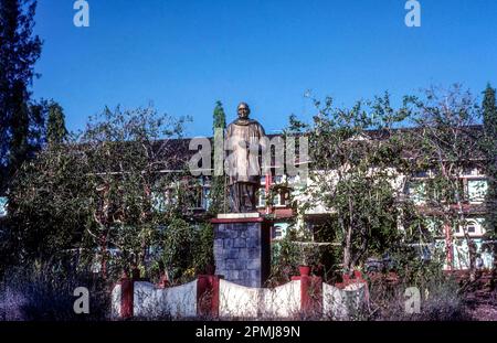 Bronzestatue der Menon Vallathol Narayana. Er gründete die Kerala Kalamandalam und wird für die Wiederbelebung der traditionellen Keralitentanzform geschätzt Stockfoto