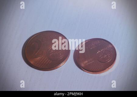 Nahaufnahme von 1-Cent- und 2-Cent-Münzen . Stockfoto