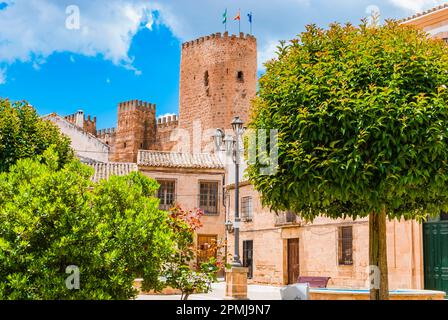 Plaza de la Constitucion, Hauptplatz und Burgturm. Baños de la Encina, Jaén, Andalucía, Spanien, Europa Stockfoto