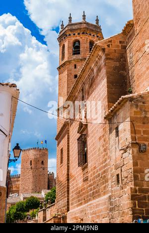 Glockenturm der Kirche San Mateo und Burgturm. Baños de la Encina, Jaén, Andalucía, Spanien, Europa Stockfoto