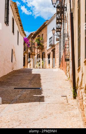 Antike Straße im mittelalterlichen Viertel. Baños de la Encina, Jaén, Andalucía, Spanien, Europa Stockfoto