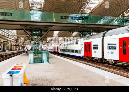 Bahnsteige am Bahnhof. Leuven, Flämische Gemeinschaft, Flämische Region, Belgien, Europa Stockfoto