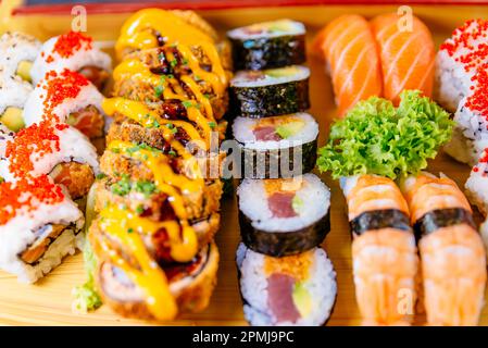 Sushi und Sashimi-Stücke. Japan Stockfoto