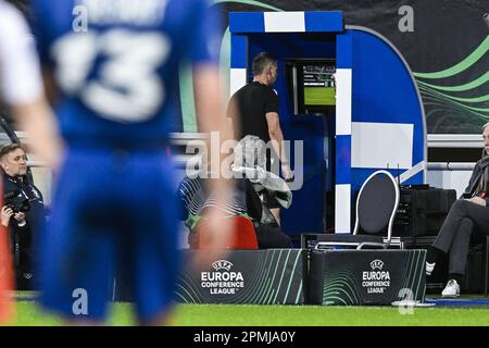 Gent, Belgien. 13. April 2023. Der Schiedsrichter Tasos Sidiropoulos wurde während eines Fußballspiels zwischen dem belgischen KAA Gent und dem englischen West Ham United FC, einem Spiel der ersten Teilstrecke des Viertelfinals der UEFA Europa Conference League, am Donnerstag, den 13. April 2023 in Gent gezeigt. BELGA FOTO TOM GOYVAERTS Kredit: Belga News Agency/Alamy Live News Stockfoto