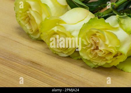 Ein Strauß weißer rosa Blumen liegt auf einem Tisch in einem Geschäft Stockfoto