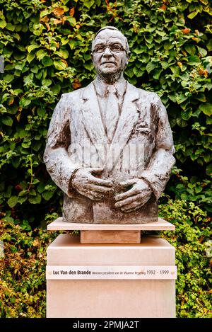 Statue von Luc Van den Brande, Ministerpräsident Flanderns vom 21. Januar 1992 bis 13. Juli 1999. College De Valk. Leuven, Flämische Gemeinde, Flem Stockfoto