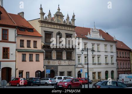 Prachatice, Tschechische Republik. 13. April 2023. Eine neue Dauerausstellung, die am 13. April 2023 vom Museum Prachaticka eröffnet wurde, erinnert an das Verschwinden deutscher Dörfer in Sumava und die Vertreibung ihrer Bewohner nach dem Krieg. Fast 26.000 Sudetendeutsche verließen die Region Prachaticky nach 1945 und 53 Dörfer verschwanden allmählich. Abgebildet ist das Museumsgebäude in Prachatice. Kredit: Vaclav Pancer/CTK Photo/Alamy Live News Stockfoto