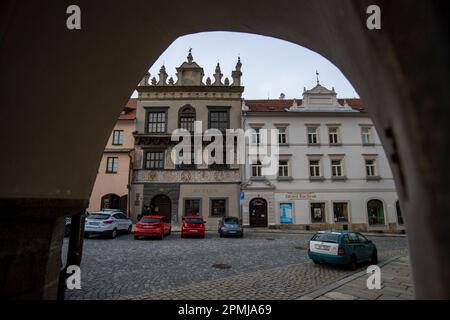 Prachatice, Tschechische Republik. 13. April 2023. Eine neue Dauerausstellung, die am 13. April 2023 vom Museum Prachaticka eröffnet wurde, erinnert an das Verschwinden deutscher Dörfer in Sumava und die Vertreibung ihrer Bewohner nach dem Krieg. Fast 26.000 Sudetendeutsche verließen die Region Prachaticky nach 1945 und 53 Dörfer verschwanden allmählich. Abgebildet ist das Museumsgebäude in Prachatice. Kredit: Vaclav Pancer/CTK Photo/Alamy Live News Stockfoto