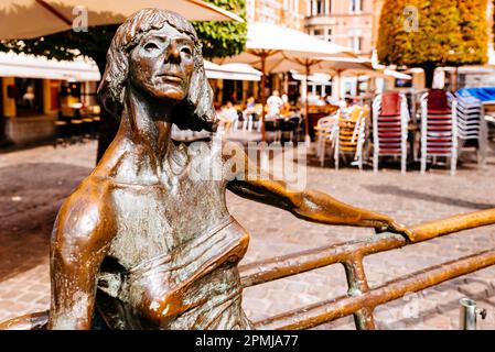 Skulptur De Kotmadam von Fred Bellefroid. Ein Kabmadam ist eine Dame, die ein Kot, eine Wohnung oder ein Studentenwohnheim in Flandern leitet. Leuven, Flämische Gemeinde, Flem Stockfoto