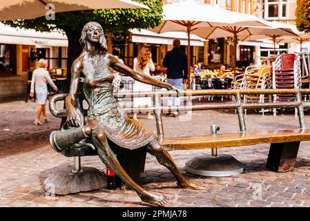 Skulptur De Kotmadam von Fred Bellefroid. Ein Kabmadam ist eine Dame, die ein Kot, eine Wohnung oder ein Studentenwohnheim in Flandern leitet. Leuven, Flämische Gemeinde, Flem Stockfoto