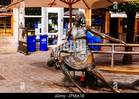 Skulptur De Kotmadam von Fred Bellefroid. Ein Kabmadam ist eine Dame, die ein Kot, eine Wohnung oder ein Studentenwohnheim in Flandern leitet. Leuven, Flämische Gemeinde, Flem Stockfoto