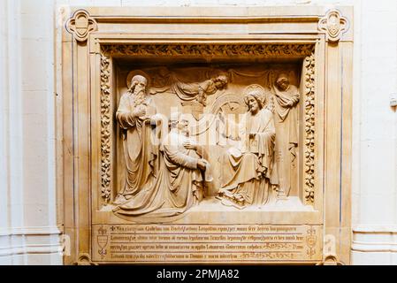 Geschnitzte Steintafeln in der Ambulanz. Die Peterskirche ist eine römisch-katholische Kirche, die im 15. Jahrhundert im brabantinischen gotischen Stil erbaut wurde. Leuv Stockfoto