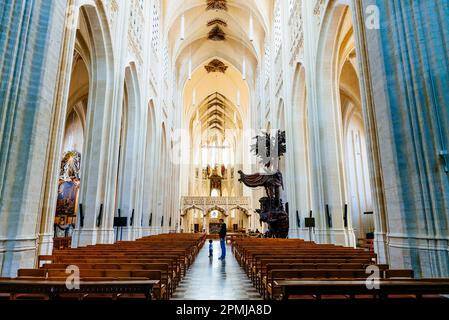 Schiff. Die Peterskirche ist eine römisch-katholische Kirche, die im 15. Jahrhundert im brabantinischen gotischen Stil erbaut wurde. Leuven, Flämische Gemeinschaft, Flämische Republik Stockfoto