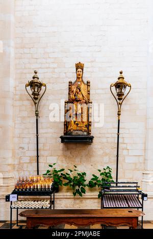 Sedes Sapientiae. Die Peterskirche ist eine römisch-katholische Kirche, die im 15. Jahrhundert im brabantinischen gotischen Stil erbaut wurde. Leuven, Flämische Gemeinschaft, Stockfoto