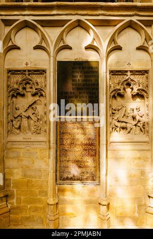 Stationen des Kreuzes in Stein gemeißelt. Die Peterskirche ist eine römisch-katholische Kirche, die im 15. Jahrhundert im brabantinischen gotischen Stil erbaut wurde. Leuve Stockfoto