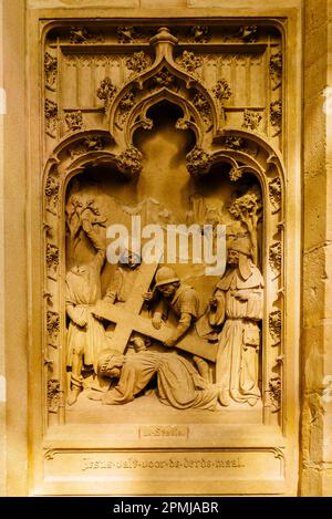 9., Jesus fällt zum dritten Mal. Stationen des Kreuzes in Stein gemeißelt. Die Peterskirche ist eine römisch-katholische Kirche, die im 15. Jahrhundert erbaut wurde Stockfoto