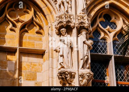 Statuen von Gerardus Mercator (R), Geograf, Kosmograf und Kartograf aus dem 16. Jahrhundert, und Nicolas Cleynaerts (L), flämischer Grammarier und Reisender Stockfoto