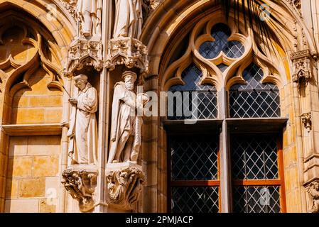 Statuen von Gerardus Mercator (R), Geograf, Kosmograf und Kartograf aus dem 16. Jahrhundert, und Nicolas Cleynaerts (L), flämischer Grammarier und Reisender Stockfoto