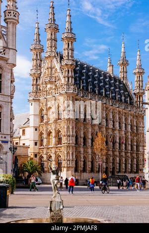 Das Rathaus von Leuven, das flämische Brabant, ist ein Wahrzeichen auf dem Grote Markt, dem Hauptplatz der Stadt. Gebaut im spätgotischen Stil Brabantins Stockfoto