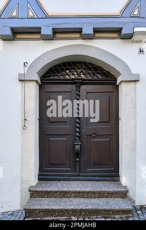 Historische Eingangstür, sogenanntes wunderschönes Haus in der Fischergasse Nr. 40, Fischer-Viertel Ulm, Baden-Wurttemberg, Deutschland, Europa. Stockfoto