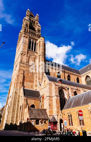 Glockenturm. Die Kathedrale Saint-Salvator ist die Kathedrale von Brügge, erbaut zwischen dem 13. Und 14. Jahrhundert. Brügge, Westflandern, Belgien, Europa Stockfoto