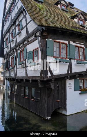 Ulm, Baden-Württemberg, Deutschland - 4. Februar 2023: Das mittelalterliche Schiefes Haus, ein spätgotisches Fachwerkhaus. Stockfoto