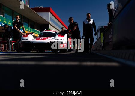 Portimao, Portugal - 13/04/2023, 06 ESTRE Kevin (Fra), LOTTERER Andre (ger), VANTHOOR Laurens (bel), Porsche Penske Motorsport, Porsche 963, Atmosphäre während der 6-stündigen Portimao 2023, 2. Runde der FIA-Weltausdauermeisterschaft 2023, vom 14. Bis 16. April 2023 auf der Algarve International Circuit in Portimao, Portugal - Foto: Joao Filipe/DPPI/LiveMedia Stockfoto