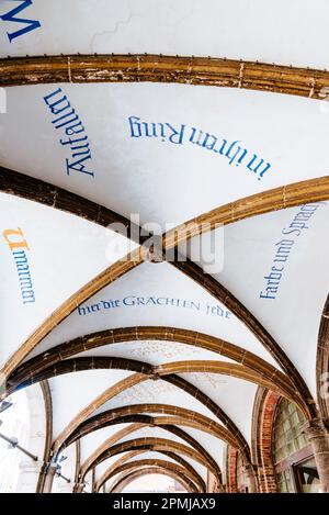 Arkaden auf der Rückseite des Glockenturms von Brügge, einem mittelalterlichen Glockenturm im Zentrum von Brügge. Brügge, Westflandern, Belgien, Europa Stockfoto