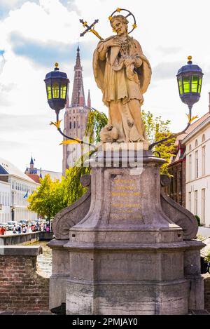 Die Statue Johannes von Nepomuk, die Sint-Jan-Nepomucenus-Brücke, im Hintergrund der Glockenturm der Frauenkirche, 115,6 Meter hoch, bleibt die Ta Stockfoto
