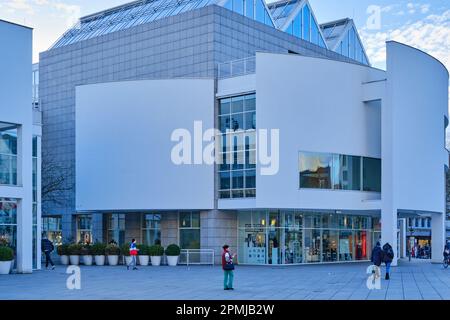 Ulm, Baden-Württemberg, Deutschland, Europa, Alltagsszene auf dem Münsterplatz vor dem Ulmer Stadtzentrum, 4. Februar 2023. Stockfoto