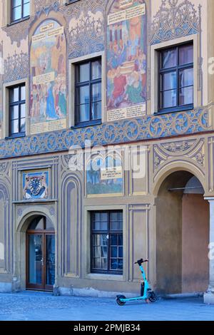 Ulm, Baden-Württemberg, Deutschland, Europa, parkte den E-Roller vor der Ostseite des historischen Rathauses mit seinen beeindruckenden Wandmalereien. Stockfoto