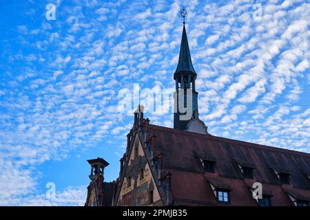 Das alte mittelalterliche Rathaus von Ulm, Baden-Württemberg, Deutschland, Europa, Detail mit Dachabschnitt und Turm. Stockfoto