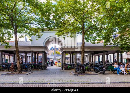 Vismarkt, Fischmarkt. Der Architekt Jean-Robert Calloigne entwarf eine klassische Kolonnade, die heute als der älteste erhaltene Fischmarkt in Del gilt Stockfoto