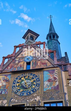 Ulm, Baden-Württemberg, Deutschland, Europa, astronomische Uhr am Ost-Giebel des Rathauses Ulm, ein Meisterwerk des 16. Jahrhunderts. Stockfoto