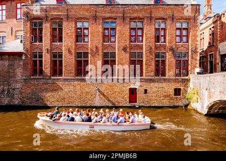 Boot mit Touristen auf dem Groenerei-Kanal. Brügge, Westflandern, Belgien, Europa Stockfoto