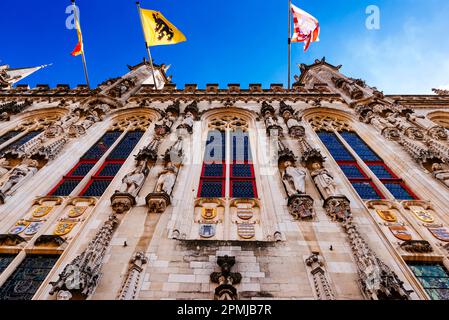 Detailfassade. Das Rathaus von Brügge ist eines der ältesten Rathaus in der gesamten niederländischen Region. Es befindet sich am Burgplatz, der Gegend des Stockfoto
