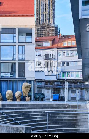 Moderne Architektur auf dem Rathausplatz in Ulm, Baden-Württemberg, Deutschland, Europa, mit einem gotischen Meisterwerk dahinter, dem Westturm des Münsters. Stockfoto