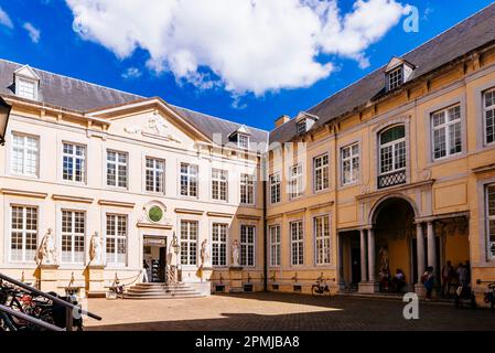 Innenhof. Der klassizistische Teil des ehemaligen Herrenhauses Brugse Vrije aus dem 18. Jahrhundert. Burg Square, Brügge, Westflandern, Belgien, Europa Stockfoto