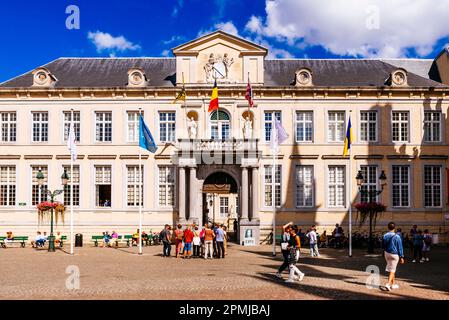 Der klassizistische Teil des ehemaligen Herrenhauses Brugse Vrije aus dem 18. Jahrhundert. Burg Square, Brügge, Westflandern, Belgien, Europa Stockfoto