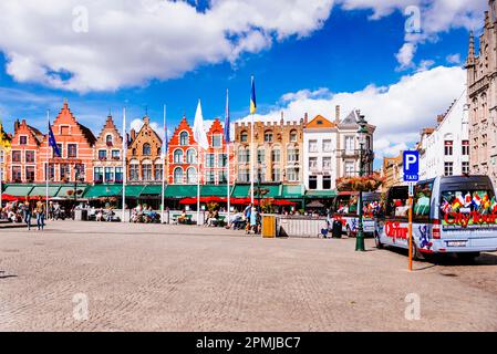 Sightseeing-Bus. Der Marktplatz ist der größte Platz in Brügge. Der Marktplatz wird seit 958 als Marktplatz genutzt und befindet sich im Herzen von Hi Stockfoto