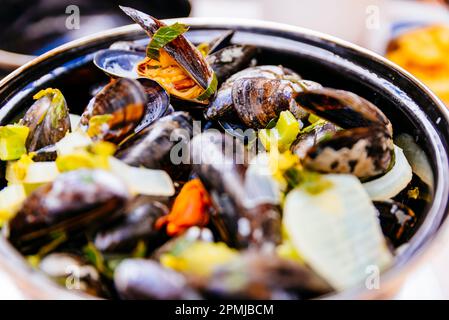 Traditionelle belgische Küche. Moules-Frites oder Moules et Frites. Muscheln mit Pommes. Moules Marinière. Muscheln. Brügge, Westflandern, Belgien, Europa Stockfoto